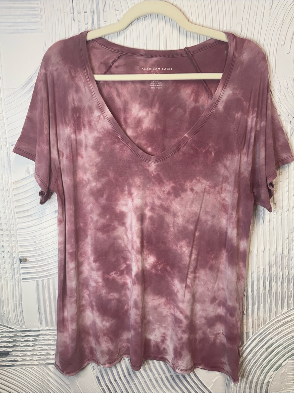 American Eagle Outfitters Mauve Tie-Dye V-Neck Short Sleeve Tee